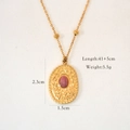 Dettaglio della collana in acciaio dorato 14k con pendente in pietra rossa e misure - Rodonite