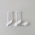 Naturweiße Baumwollsocken mit vertikaler Strickstruktur und rechtem Winkel Design - Weiß