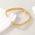 Bracciale rigido quadrato minimalista in acciaio inossidabile dorato su supporto - Oro