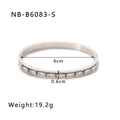 Dettaglio di un bracciale in acciaio argento con diamanti CZ e diametro di 6 cm - Oro 18K / Argento (NB-B6083-S)