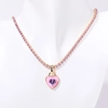 Tennisketting met roze emaille hart hanger en paarse zirkoonstenen op een model - Roze