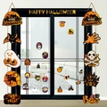 Set decorazioni Halloween cartoon con striscioni Happy Halloween e adesivi per finestre - Distici per Porte di Halloween / [attributi Del Prodotto] Set Di Decorazioni A Tema Halloween Comprendente Varie Decorazioni In Carta/plastica Come Appendini Per Porte Adesivi Per Finestre E Striscioni. Il Tema È Halloween. La Presentazione Visiva Mostra L'effetto Dell'intero Set Di Decorazioni Applicato A Una Porta Scorrevole In Vetro. Il Testo È In Inglese Ed È Stampato Sul Prodotto. Non Sono Elencati Marchi Contraffatti.