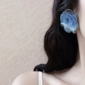 Dettaglio dell'orecchino a fiore in organza blu sfumato indossato da una modella - Orecchini a Fiore in Organza Sfumata Blu Chiaro (14# Perno in Argento-Blu)