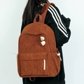 Minimalistischer warmbrauner Cord-Rucksack für Damen mit süßen Bären-Anhängern - Mit Bärenanhänger / Karamellbraun