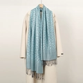 Scialle vintage verde acqua con foglie grigie e nappe sopra un cappotto beige - Verde Bluastro Grigio Foglie