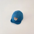 Dettaglio del cappellino blu navy per neonati con ricamo a orsetto e visiera in cotone - Blu