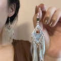 Dettaglio di orecchini boho in argento con perline rosse e lunghe catene a nappa - Argento (35# Gancio per l'orecchio)