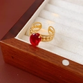 Dettaglio di un anello vintage con gemma rossa ovale e montatura dorata su velluto - Anello Aperto - Oro - Rosso