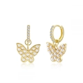 Goldene Schmetterlingsohrringe mit weißen Perlen und funkelnden Zirkonia Kristallen - Schmetterling Creolen - Gold
