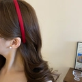 Primer plano de diadema de terciopelo rojo y pendientes de perlas blancas en modelo - Diadema / Diadema De Terciopelo Rojo