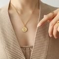 Zweilagige Goldkette mit Vintage-Münzanhänger und dazu passendem Ring aus Edelstahl - Goldene Porträt-Münzkette-45+5cm