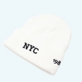 Dettaglio del berretto in maglia bianco con ricamo NYC nero e risvolto ripiegato - M (56-58cm) / Bianco