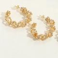 Dettaglio degli orecchini a cerchio intrecciati placcati oro 14K con cristalli bianchi - Bianco