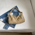 Gesteppte khakifarbene Hobo-Tasche mit bunten Anhängern auf einer Jeansjacke - Khaki
