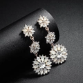 Boucles d'oreilles pendantes fleurs en or rose avec pierres opales et strass brillants - Style Tandem Fleur / Or Rose (J2834)