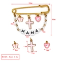 Detailansicht einer goldenen Evil Eye Brosche mit MAMA-Perlen und Schmetterlingsanhänger - MAMA Buchstabe Rosa Schmetterling Herz Stil (BE1728PK00)