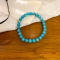 Elastisches Perlenarmband mit türkisfarbenen Steinen und natürlicher Maserung auf Holz - Himmelblau - 6mm Perlendurchmesser