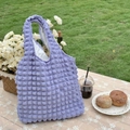 Dettaglio della trama a bolle viola e del tessuto di questa borsa a tracolla casual - Viola Scuro Bolla