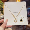 Collana in titanio dorato double-face con ciondolo intarsiato in conchiglia bianca e nera - Stile Disco Doppia Faccia Bianco e Nero (X337) / Oro
