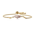 Detail van de bohemian gouden armband met witte keramische schelphanger en boxketting - Wit + Roestvrij staal