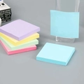Primer plano de notas adhesivas cuadradas de colores en cristal con fondo gris claro - 5 Colores Claros (250 Hojas)