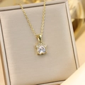 Dettaglio del ciondolo zampa di gatto oro 18K con zircone a cuore su scatola gioielli - cavo catena / Oro+Bianco