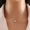 Elegante collana in acciaio inossidabile dorato con ciondolo in zircone tondo su modella - 4# Bianco