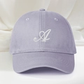 Klassische hellviolette Baseballkappe mit weißem A-Stick auf weichem Satinstoff - Verstellbar / Grau