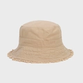 Vista detallada del sombrero de pescador beige con bordes deshilachados y tejido de sarga - Talla única / Caqui