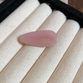 Détail d'une pince à cheveux rose translucide avec lettrage France Handmade doré - Clip Latéral Bec de Canard / Rose
