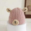 Détail du bonnet tricoté rose pour bébé avec oreilles d'ours en peluche et visage - 1-4 Ans / Rose
