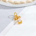 Vue macro d'un pendentif fille doré avec une grande pierre de zircon blanc en poire - Petite Fille - Cœur Blanc