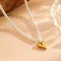 Elegante colgante de corazón dorado en collar de perlas blancas de diseño minimalista - Estilo Perla de Concha Blanca (A821)