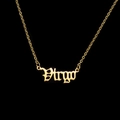 Detail van de Virgo-hanger van verguld roestvrij staal met gotisch lettertype en ketting - Maagd - Goud