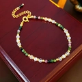 Macro di bracciale in perle e cristalli placcato oro 18K su una scatola di legno vintage - Oro-Verde