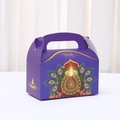 Caja de regalo morada Happy Diwali con motivos de plumas de pavo real y asas - Cartulina Blanca / Púrpura-Pluma De Pavo Real
