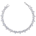 Gros plan du bracelet cœur argenté avec zircons et fermoir pliant sécurisé - Platine Zirconia Blanc
