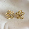 Detailopname van gouden holle bloem oorknopjes met glinsterende zirkonia steentjes - Goud