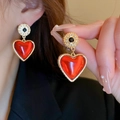 Gros plan de boucles d'oreilles cœur rouge vintage avec cadre doré portées par un mannequin - 31# Tige en Argent - Boucles d'Oreilles Coeur Rétro Rouges