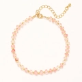 Vue détaillée des perles roses et des séparateurs dorés sur le bracelet de style bohème - Rose Doux