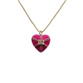 Vue détaillée du pendentif cœur rose avec lignes croisées dorées et pierre carrée centrale - Rouge clair