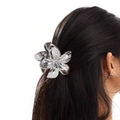 Silberne 8cm Blumen-Haarklammer aus Metall in langem dunklem Haar aus der Seitenansicht - 8cm / Silber