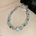 Détail d'un collier en argent avec perles et pierres bleues dans son coffret cadeau - 37# Collier-Argent Bleu Ovale