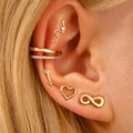 Goldenes Ohrring-Set mit Schlangen- und Herzmotiven sowie Kristall-Ohrklemme am Ohr - Pfeil Unendlichkeitssymbol Stil (5854)