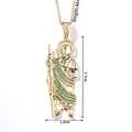Detalle del colgante de San Judas con cristales verdes, mide 3,7 cm por 1,4 cm - Colgante pequeño de 3,7 cm