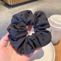 Chouchou noir élégant avec pois floqués dans une ambiance de café chaleureuse - Pois floqués / Noir