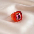 Makro-Detail des roten Harzrings mit quadratischem Edelstein und Diamantbesatz - Rosarot