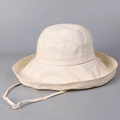 Nahaufnahme der beigen Baumwoll-Leinen-Sonnenhut mit verstellbarem Windband und Knebel - M (56-58cm) / Beige