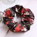 Dettaglio di elastico per capelli con rose rosse e teschi bianchi su sfondo nero - Rosa Rossa Nero