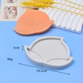 Silikonform in Pfirsichform zum Backen mit Blattmuster und Größenangaben - Groß